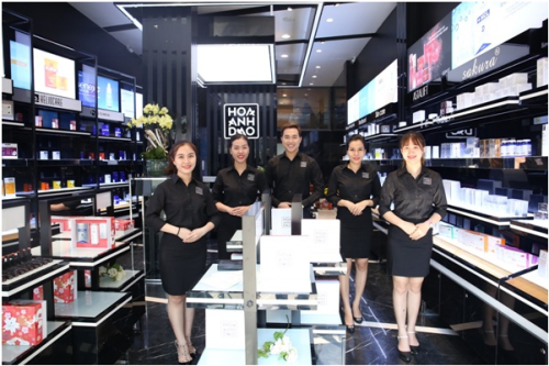 Nằm tại một trong những con đường mua sắm nổi tiếng ở Sài thành, flagship store Hoa Anh Đào được kỳ vọng mang tới làn gió làm đẹp mới cho chị em trong khu vực.