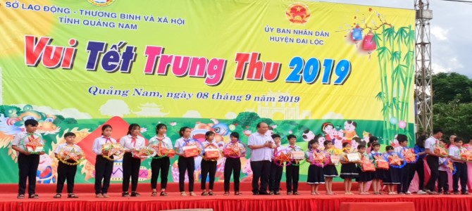 Thủ tướng Nguyễn Xuân Phúc vui tết Trung thu với trẻ em