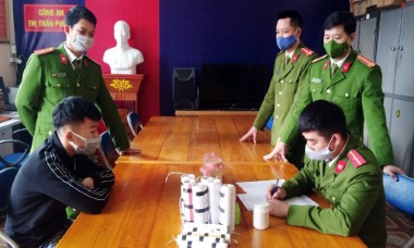 Lào Cai: Bắt nam sinh tự mua thuốc nổ về tự chế thành pháo