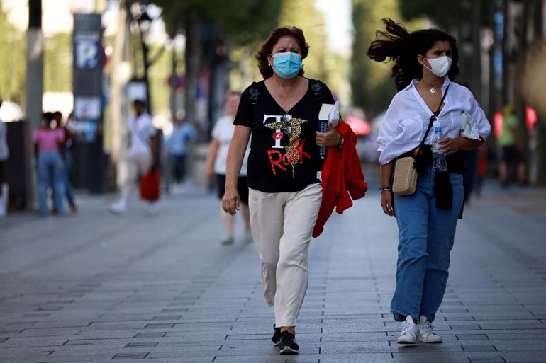 Mọi người đeo khẩu trang trên đường phố Paris, Pháp (Ảnh: Reuters).