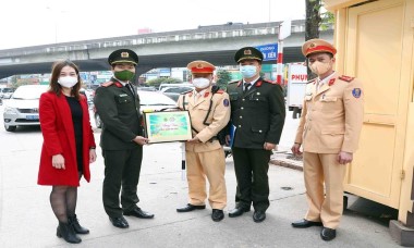 Đoàn Thanh niên CATP Hà Nội tặng quà CSGT làm nhiệm vụ dịp Tết