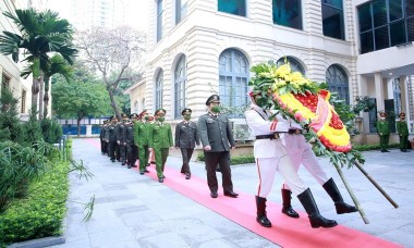 Dâng hương tưởng niệm các Anh hùng liệt sĩ Công an Hà Nội