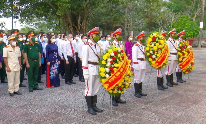 Lãnh đạo tỉnh Bạc Liêu dâng hoa, dâng hương Chủ tịch Hồ Chí Minh và các anh hùng liệt sĩ