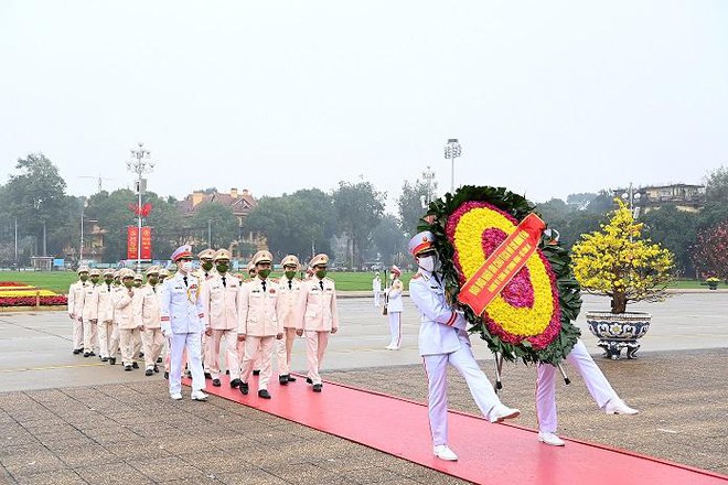 Hình ảnh đoàn Đại biểu Đảng ủy Công an Trung ương, Bộ Công an vào Lăng viếng Chủ tịch Hồ Chí Minh ảnh 1