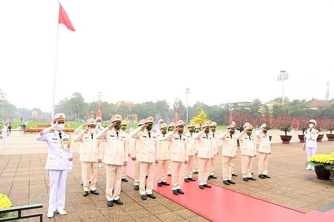 Hình ảnh đoàn Đại biểu Đảng ủy Công an Trung ương, Bộ Công an vào Lăng viếng Chủ tịch Hồ Chí Minh ảnh 2