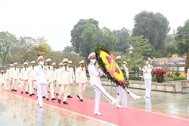 Hình ảnh đoàn Đại biểu Đảng ủy Công an Trung ương, Bộ Công an vào Lăng viếng Chủ tịch Hồ Chí Minh ảnh 3