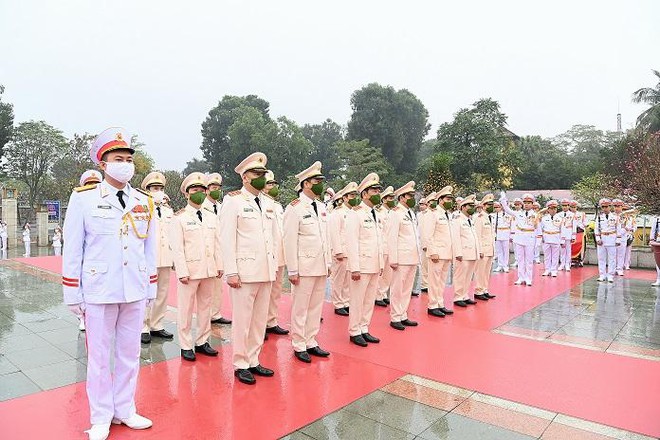 Hình ảnh đoàn Đại biểu Đảng ủy Công an Trung ương, Bộ Công an vào Lăng viếng Chủ tịch Hồ Chí Minh ảnh 4