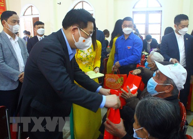 Chủ tịch Quốc hội Vương Đình Huệ tặng quà Tết cho gia đình chính sách, hộ nghèo tại huyện Nghi Lộc, Nghệ An. (Ảnh: Tá Chuyên/TTXVN)