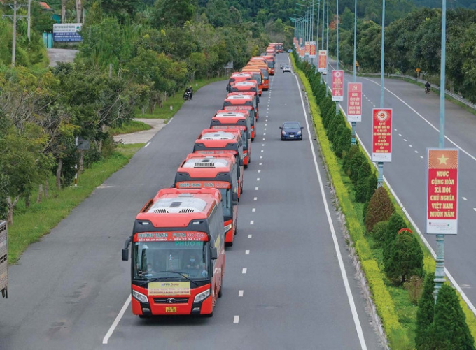 Những đoàn xe màu cam của Phương Trang lăn bánh trên mọi nẻo đường để thực hiện sứ mệnh “Trả ơn đất nước, đóng góp cộng đồng”.