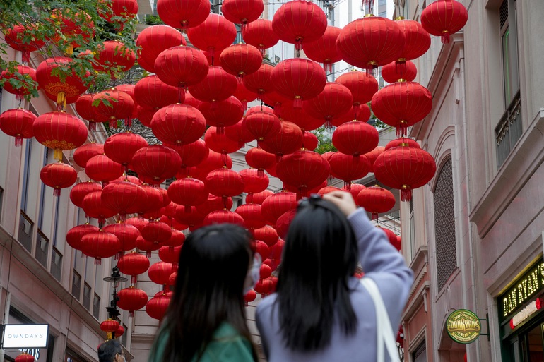 Đường phố Hong Kong trang hoàng rực rỡ đón Tết Âm lịch (Ảnh: Reuters)