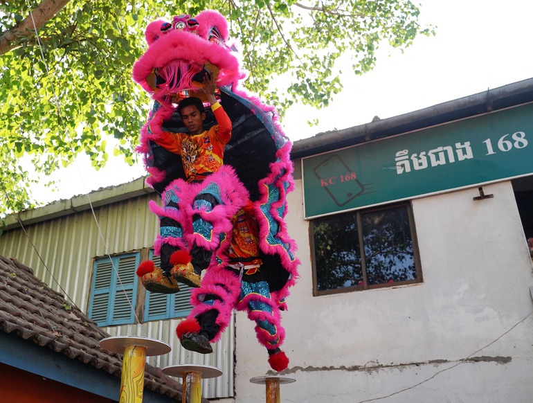 Múa sư tử ở thủ đô Phnom Penh, Campuchia chào xuân Nhâm Dần (Ảnh: Reuters).