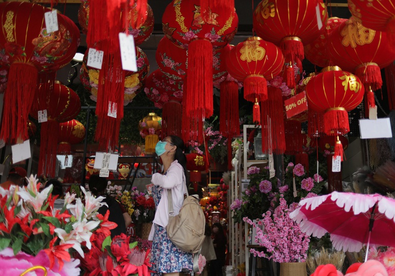 Một phụ nữ mua đồ trang trí tại Kuala Lumpur, Malaysia (Ảnh: Reuters).