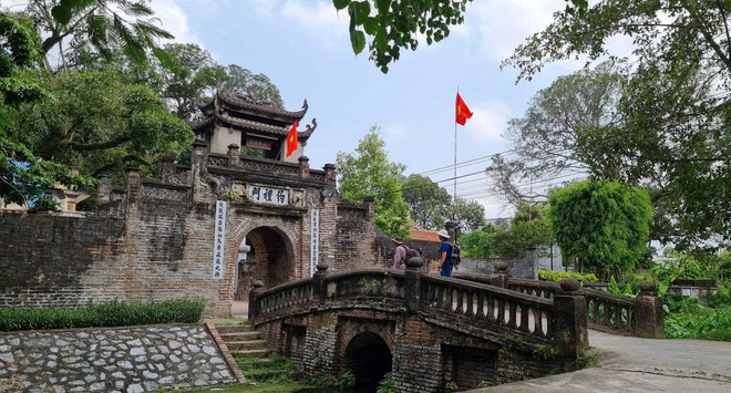 Trong ngôi làng mênh mang ảnh 2