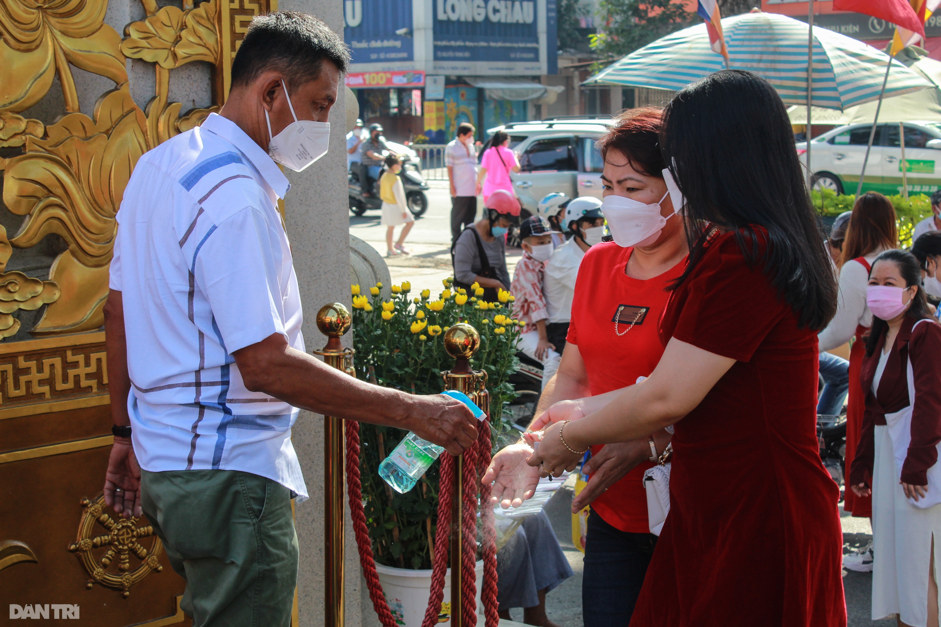 Để bảo đảm công tác phòng chống dịch, hầu hết các chùa và đền thờ tại TPHCM chuẩn bị sẵn khẩu trang, nước xịt khử khuẩn cho khách đến tham quan chùa.