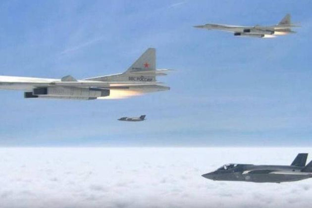 Chỉ cần tăng tốc, Tu-160 Nga khiến F-35 Mỹ 'hít khói' khi cố bám theo ảnh 1