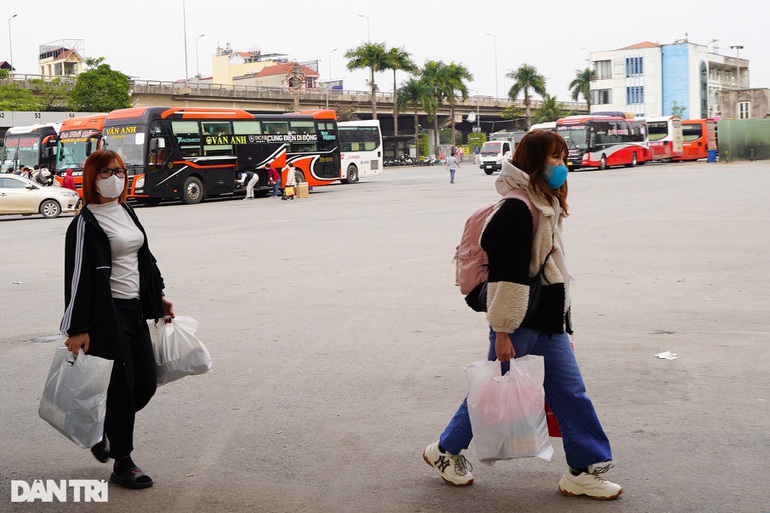 Còn bạn Duyên quê ở Thanh Hóa thì phải lên Hà Nội sớm để ngày mai (mùng 5 Tết) tới nhà hàng thay ca cho các bạn khác về quê ăn Tết. 