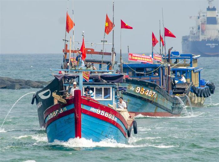 Đoàn tàu cá làm lễ xuất hành đầu Xuân mới ở cửa biển Sa Kỳ. Ảnh: Văn Chương