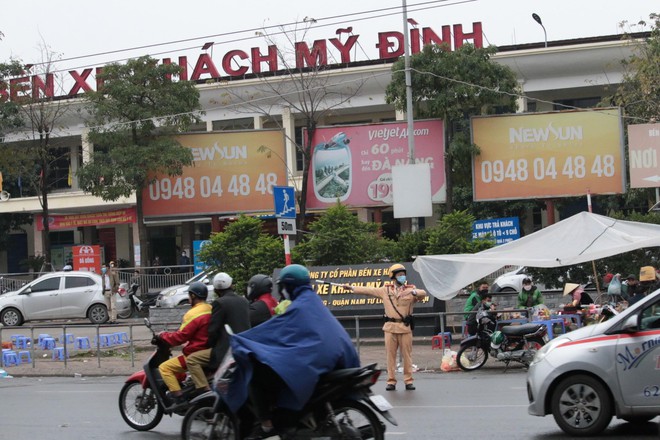 Cảnh sát giao thông gồng mình trong mưa rét đón người dân về Thủ đô an toàn sau kỳ nghỉ Tết ảnh 2