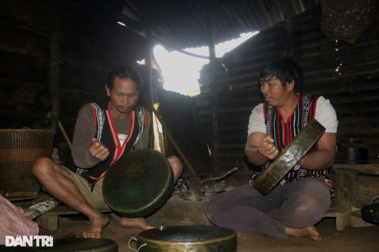 Nghệ nhân Y Lanh (bên phải) và Y Nhép chỉnh chiêng.