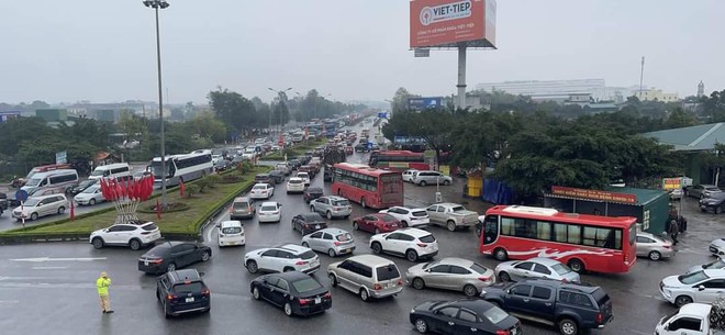 Cao tốc Cầu Giẽ- Ninh Bình liên tiếp tai nạn, ô tô ùn tắc xếp hàng dài 6 cây số ảnh 2