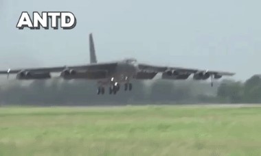 'Pháo đài bay' B-52 Mỹ tới châu Âu giữa lúc Nga-Ukraine căng như dây đàn