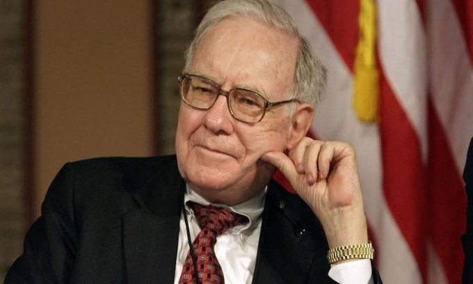 Warren Buffett: Làm việc bạt mạng không giúp bạn giàu có