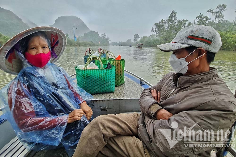 Bà Nguyễn Thị Hà (huyện Mỹ Đức) vui mừng khi chùa Hương mở cửa trở lại