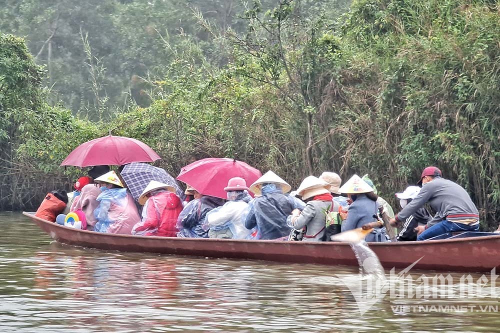 Du khách đội mưa đi lễ chùa Hương đầu năm