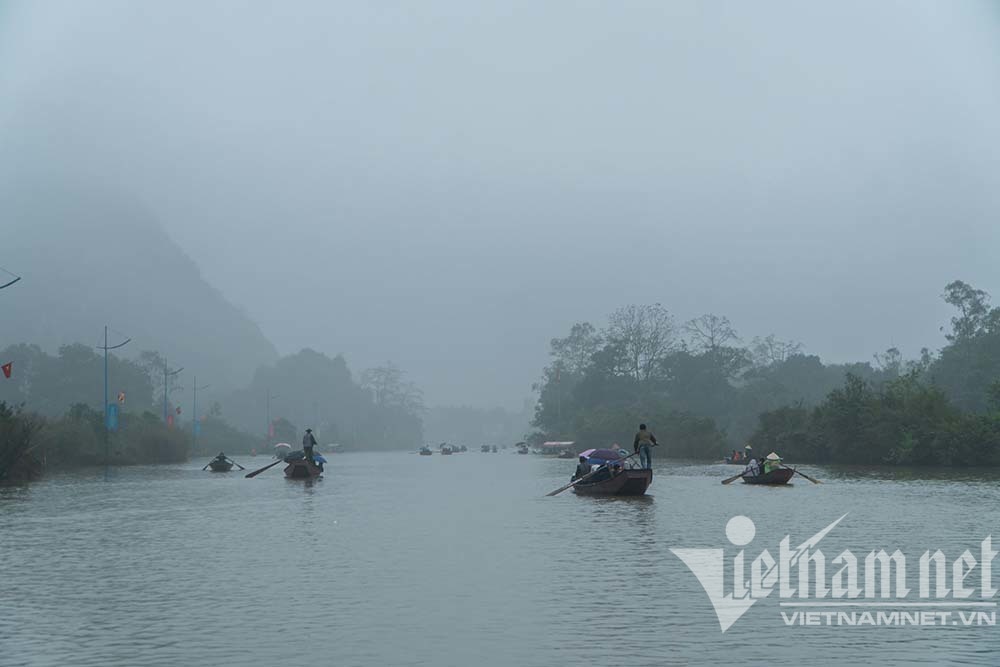 Hàng trăm thuyền, đò ngược xuôi đưa đón khách đến trẩy hôi chùa Hương