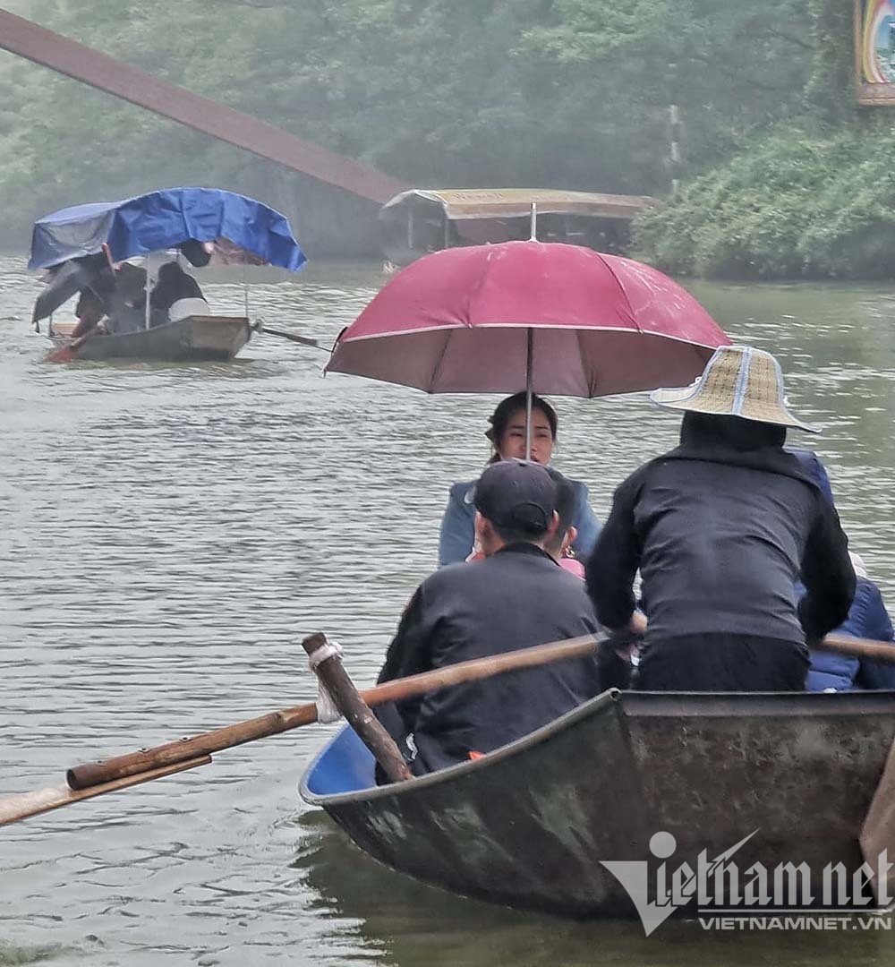 Nhiều thuyền không có mái che, du khách phải tự mặc áo mưa hoặc dùng ô