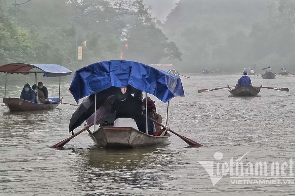 Chiều 12/2, dù mưa nặng hạt nhưng dòng người vẫn tìm đến chùa Hương 