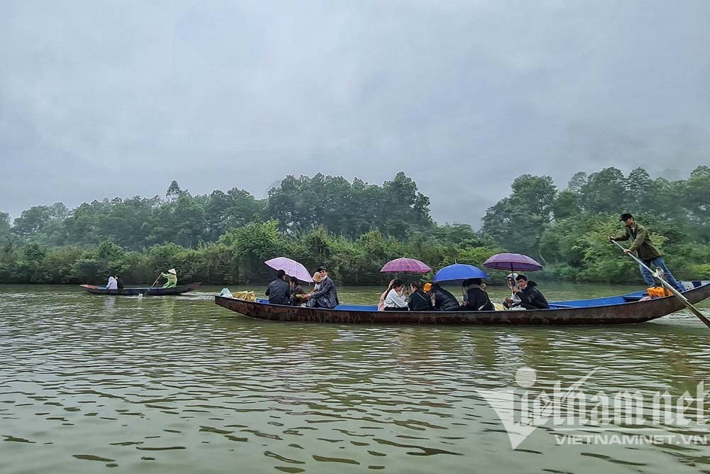 Thuyền chở khách số lượng ít để đảm bảo khoảng cách