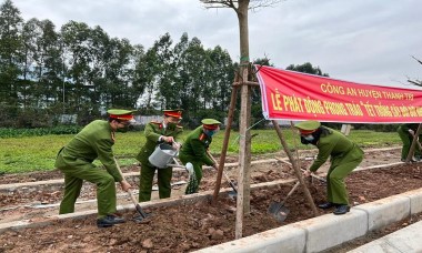 Công an huyện Thanh Trì hưởng ứng Tết trồng cây đời đời nhớ ơn Bác Hồ, trồng nhiều cây xanh bảo vệ môi trường