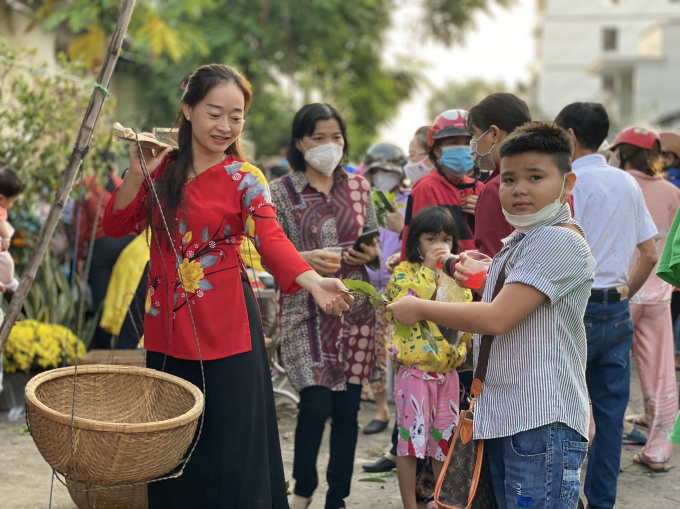 Độc đáo của phiên chợ là chỉ lấy lá cây để mua thức ăn nho nhỏ, như: xôi, khoai luộc, cơm chay, nước giải khát, bánh mì, hủ tiếu xào, kẹo đậu phộng, bánh ú, bánh tét…Ảnh: Nguyễn Thắm