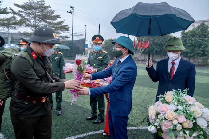 Lãnh đạo TP tặng hoa, động viên các tân binh lên đường nhập ngũ.