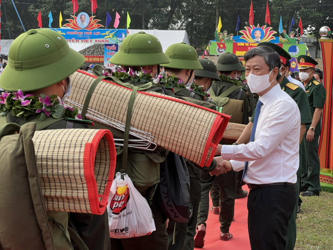 Ông Võ Văn Minh - Phó Bí thư Tỉnh ủy, Chủ tịch UBND tỉnh động viên các thanh niên tiêu biểu trước giờ lên đường nhập ngũ.