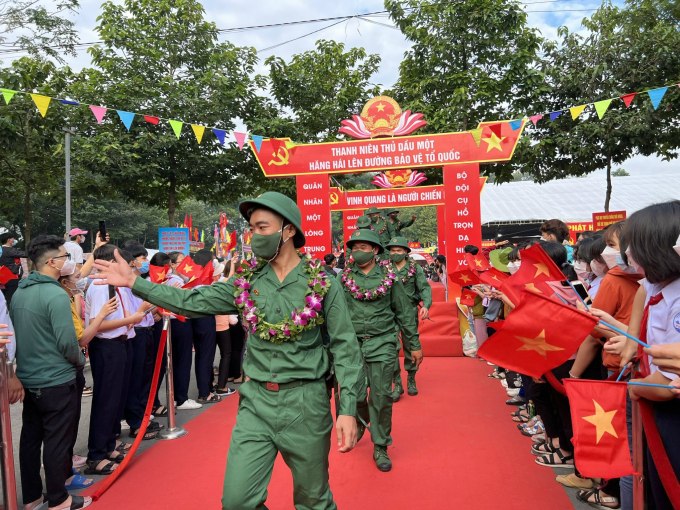 Các tân binh TP Thủ Dầu Một hăng hái lên đường nhập ngũ.