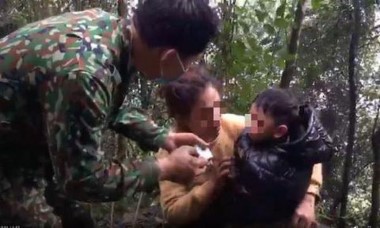 Video: Cận cảnh màn giải cứu thành công nhóm phụ nữ và trẻ em mắc kẹt trên núi khi nhập cảnh trái phép