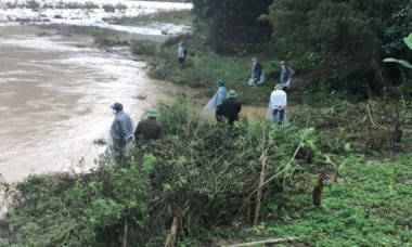 Một người đàn ông ở Yên Bái bị nước lũ cuốn trôi trong khi đi qua cầu