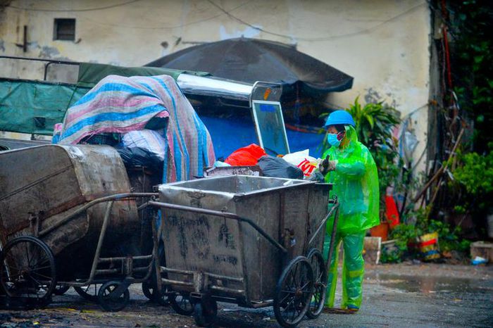 Những cuộc mưu sinh dường như vất vả hơn trong tiết trời khắc nghiệt. Miếng cơm manh áo là động lực giúp người lao động chống chọi với thời tiết của Hà Nội thời điểm này.