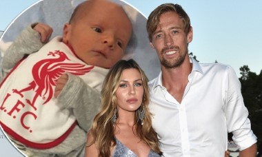 Siêu mẫu vợ Peter Crouch đẹp ngỡ ngàng ở tuổi U40