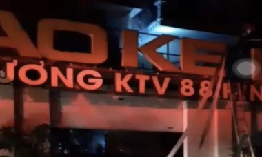 Lửa thiêu rụi quán karaoke khiến hai vợ chồng tử vong