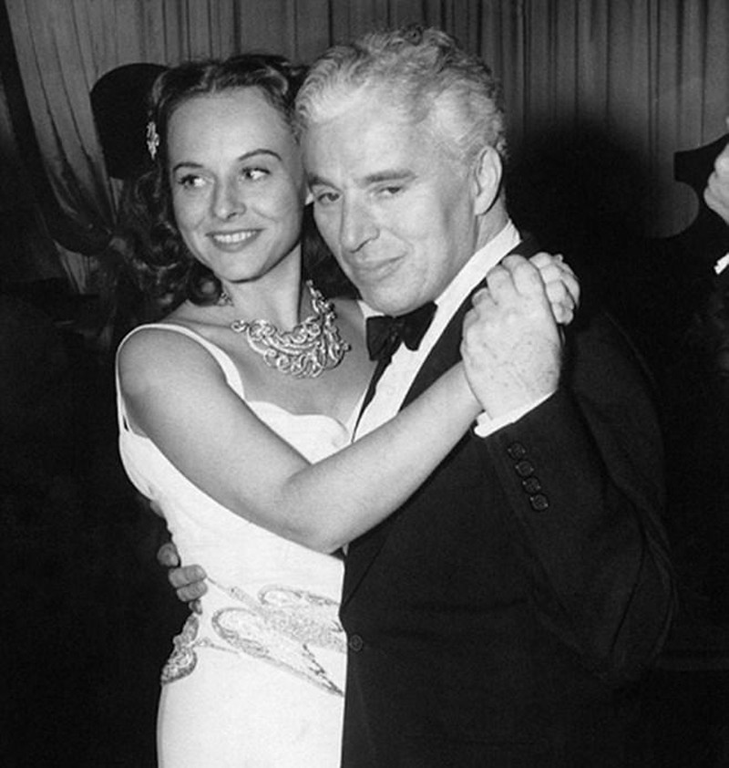 Bức ảnh chụp Chaplin tái hôn và người vợ sau- với nữ diễn viên 21 tuổi Paulette Goddard.