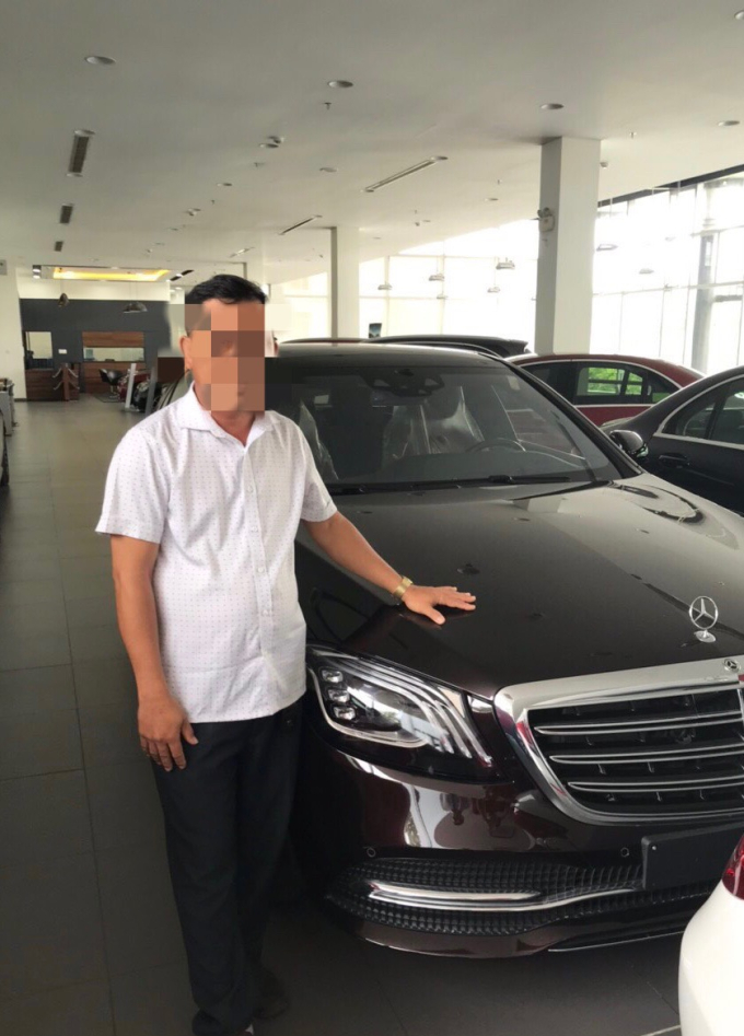 Đối tượng Trắng Thành Tân tại Đại lý Mercedes.