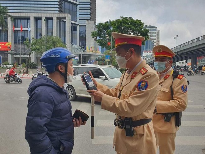 Cảnh sát giao thông Hà Nội nâng cấp độ phục vụ người dân trong khâu xử lý vi phạm ảnh 1