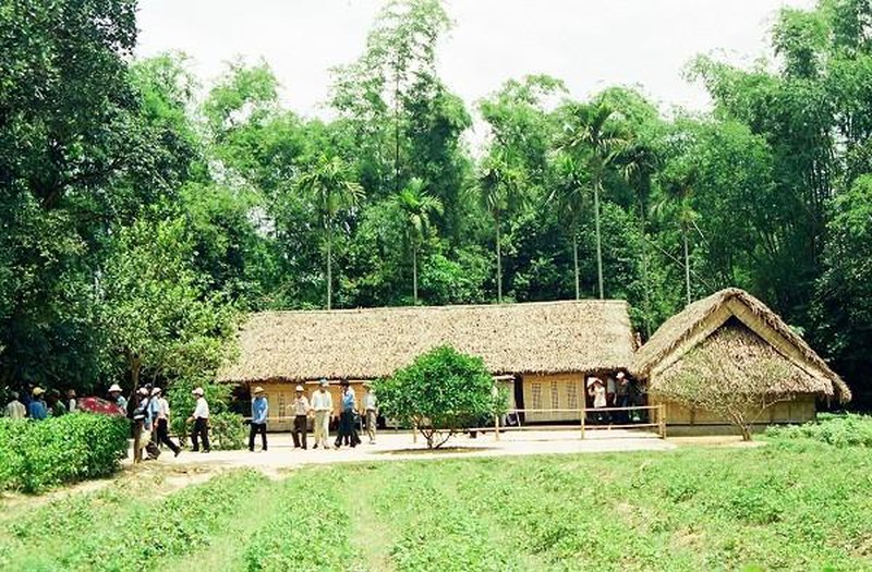 Tham quan, dâng hương tại nhà tưởng niệm Chủ tịch Hồ Chí Minh, huyện Nam Đàn.