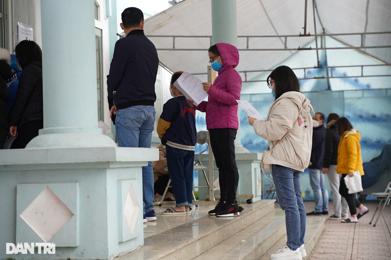 Trao đổi với phóng viên, một lãnh đạo UBND phường Hoàng Liệt (Hoàng Mai) cho biết, dân số tại phường Hoàng Liệt khoảng hơn 90.000 người, đông hơn gấp nhiều lần dân số tại các phường khác. Vì vậy khi dịch bệnh bùng phát khó có thể tránh khỏi tình trạng ùn ứ người dân đi xét nghiệm tại trạm y tế. Hiện tại, lực lượng y tế của phường có 11 người thì có 2 người bị F0 và đang thực hiện cách ly, còn lại 9 người đang trực tiếp phục vụ nhân dân.