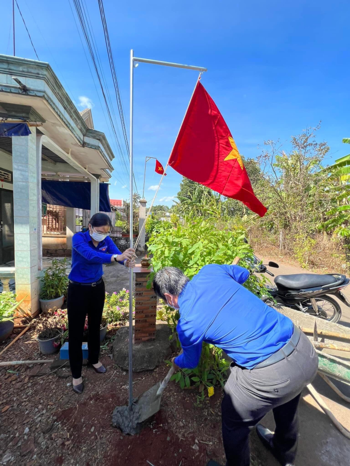 Bí thư Tỉnh đoàn Hồ Thị Ánh Tuyết tham gia Cùng đoàn viên thanh niên xây dựng tuyến đường kiểu mẫu.