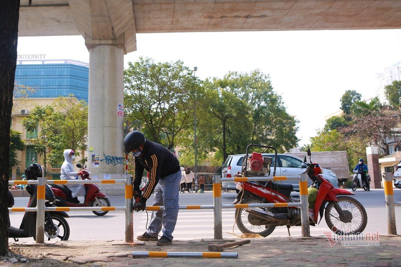 Ngay sau đó, Hà Nội đã vội vàng gỡ bỏ rào chắn vì gây cản trở cho người đi bộ tham gia giao thông