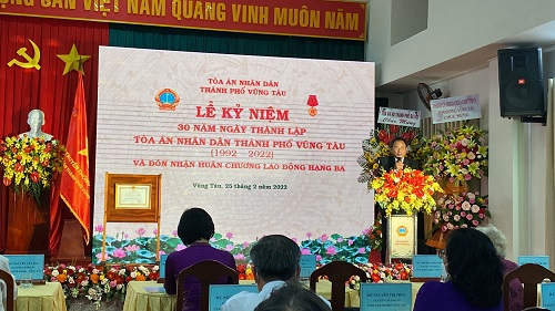 Ông Trần Văn Vui, Tỉnh ủy viên, Bí thư ban cán sự Đảng, Chánh án Tòa án nhân dân tỉnh Bà Rịa – Vũng Tàu phát biểu tại Lễ kỷ niệm.